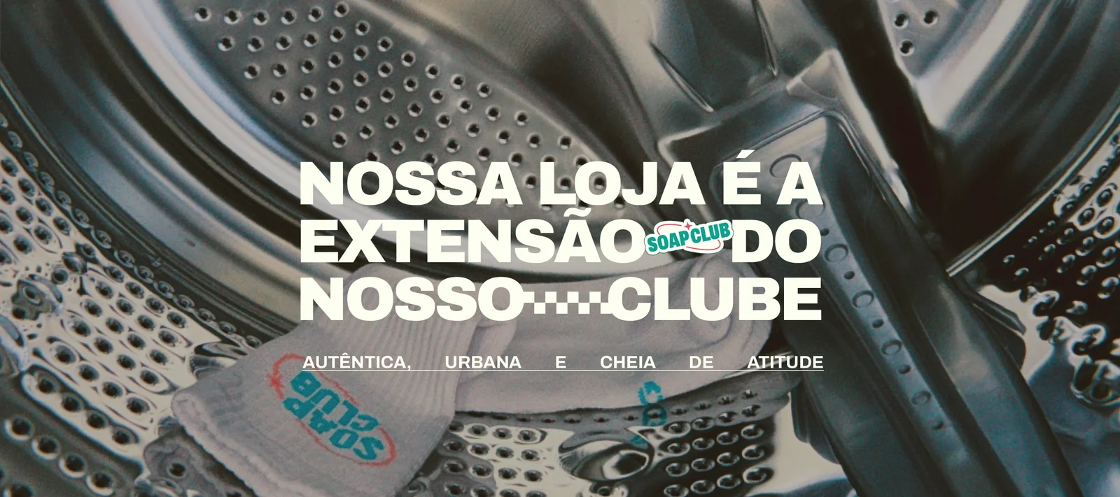 Meias SOAP CLUB dentro do tambor da lavadora: "Nossa loja é a extensão do nosso clube. Autêntica, urbana e cheia de atitude"