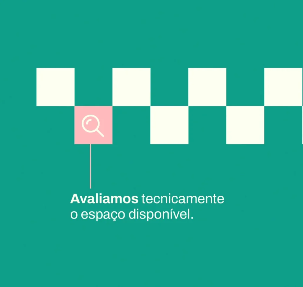 Ícone de lupa sobre padrão xadrez em fundo verde com o texto "Avaliamos tecnicamente o espaço disponível."