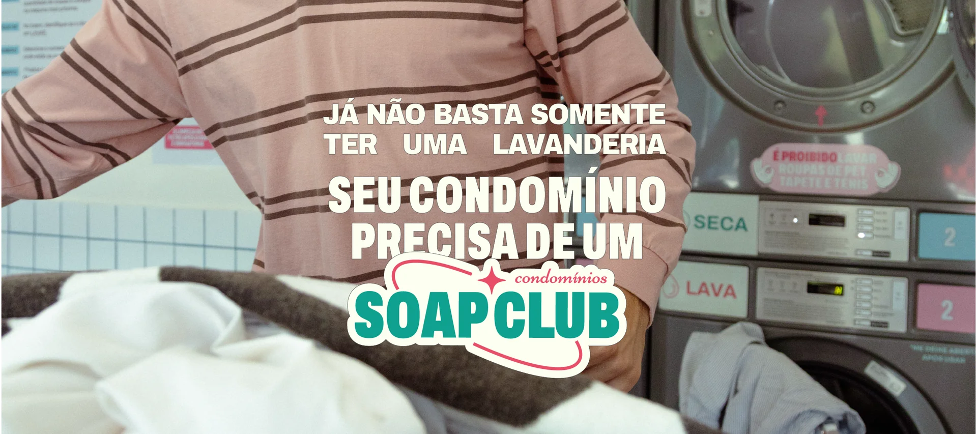 Pessoa segurando roupas diante de máquinas de lavar; texto: seu condomínio precisa de um SOAP CLUB Condomínios