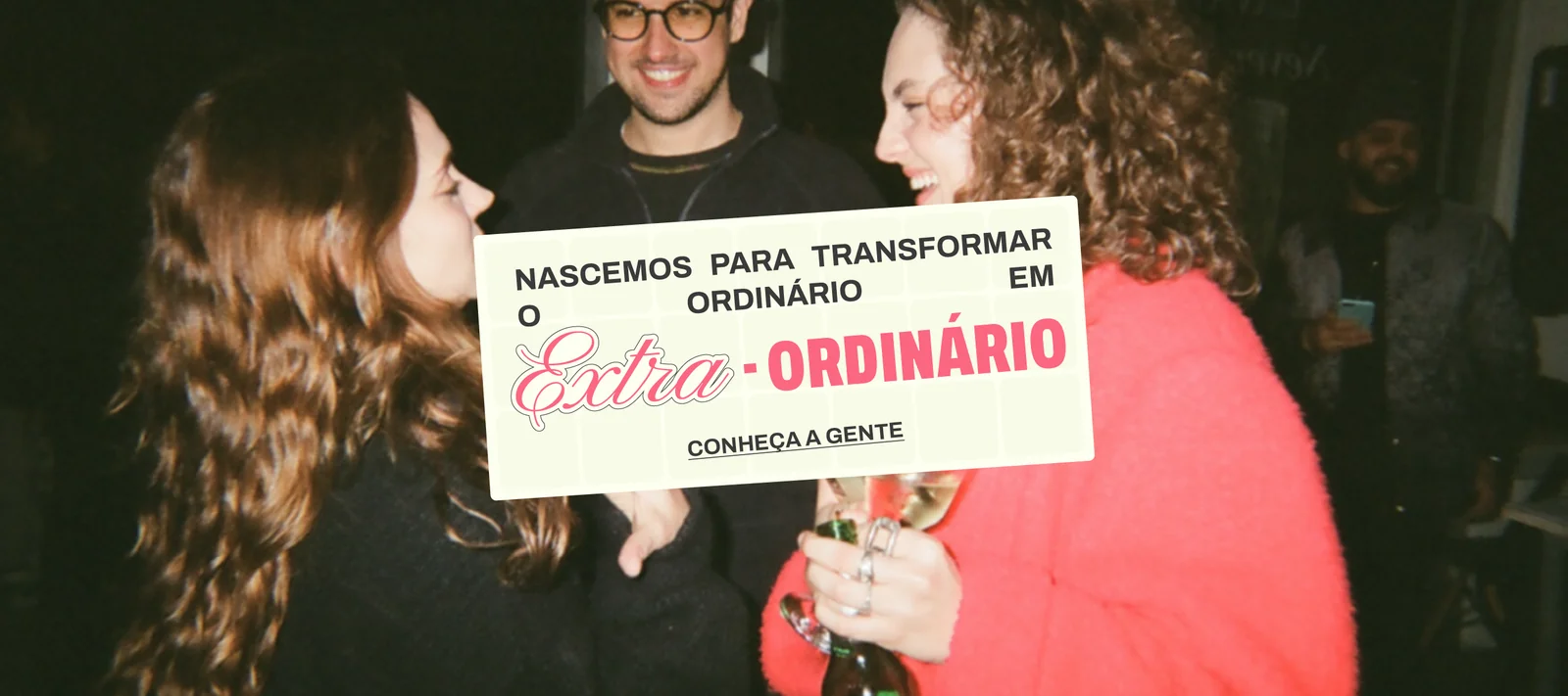Amigos sorrindo em festa à noite com o texto: Nascemos para transformar o ordinário em extra-ordinário. Conheça a gente